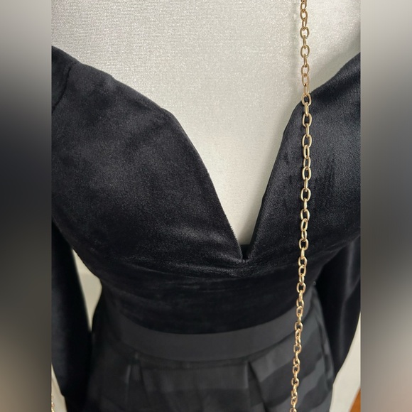 NWT Francesca’s size s faux velvet black body suit with puff sleeve - Picture 9 of 12